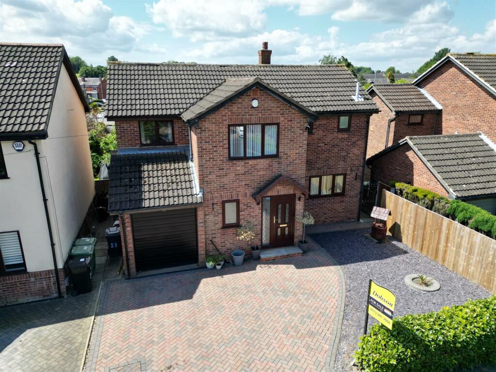 4 bedroom detached house for sale in Ashgrove Croft, Kippax, Leeds, LS25