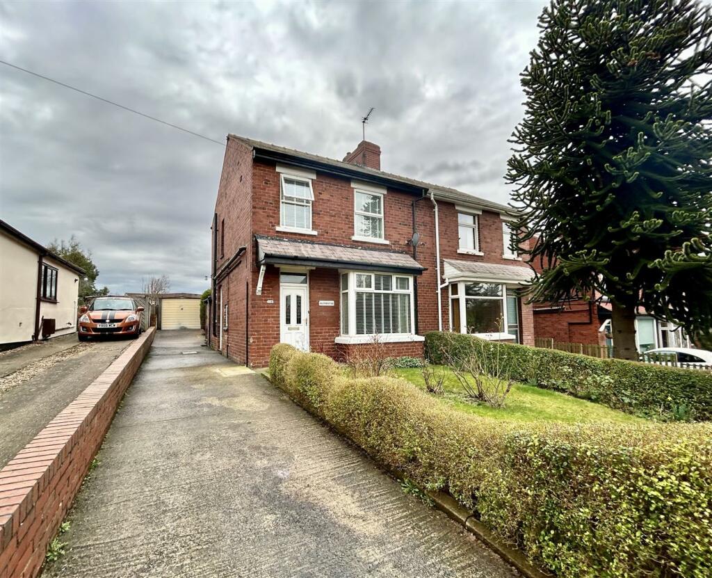 3 bedroom semidetached house for sale in Westfield Lane, Kippax, Leeds