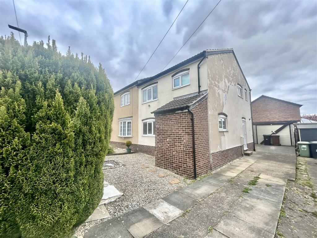 3 bedroom semidetached house for sale in Greenfield Close, Kippax