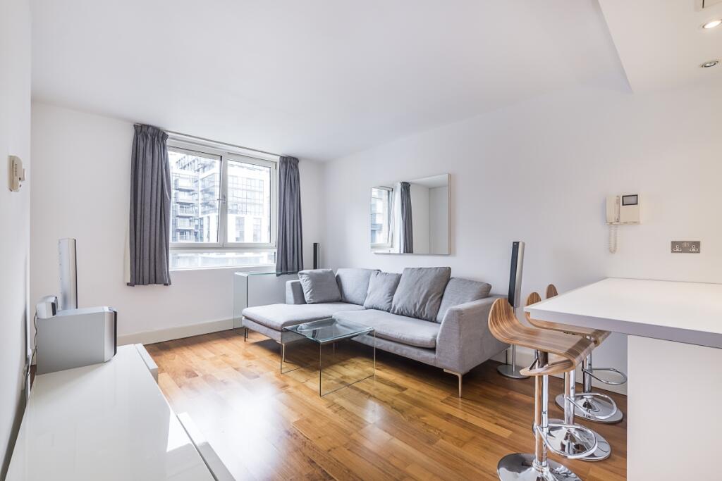 2 bedroom apartment for rent in Peninsula Apartments Praed Street