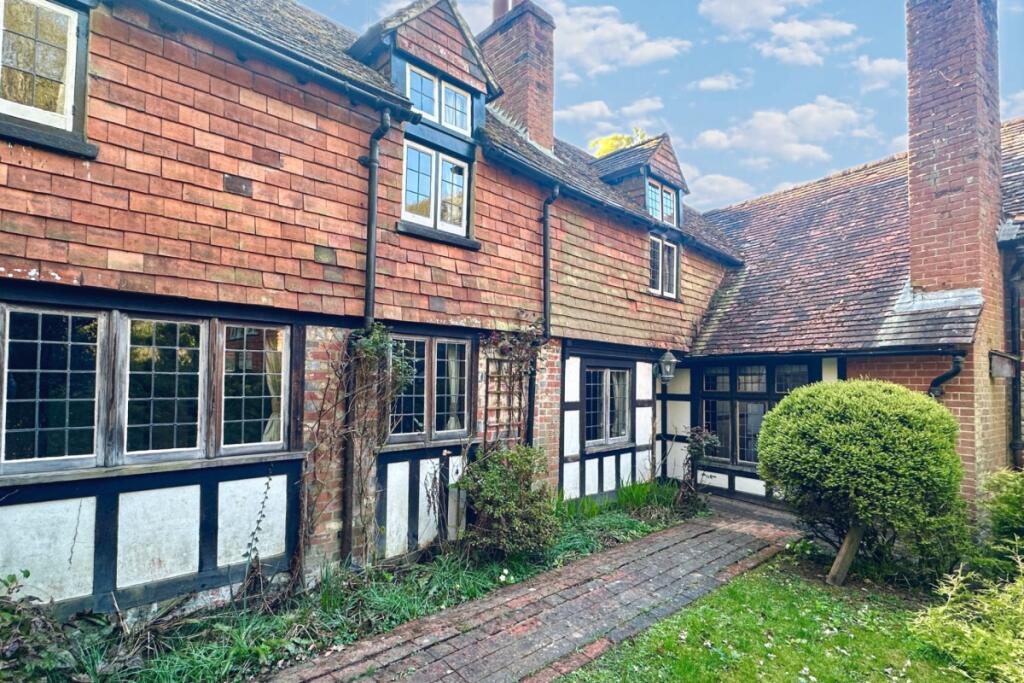 Main image of property: Mackies Hill Peaslake GU5