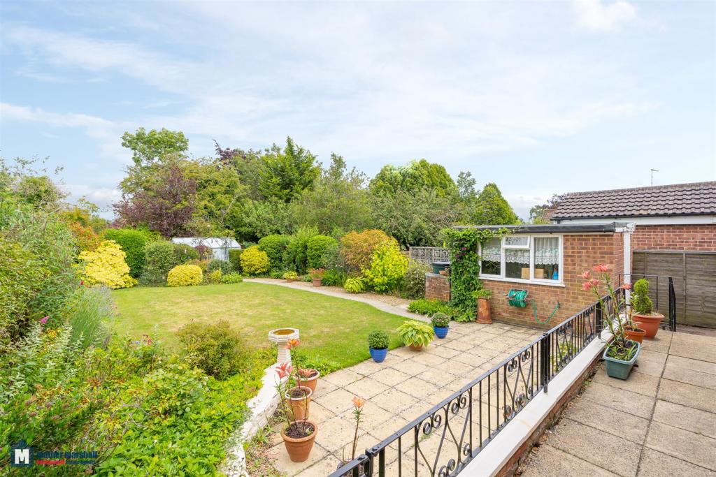 3 bedroom semidetached bungalow for sale in New Close, Knebworth, SG3