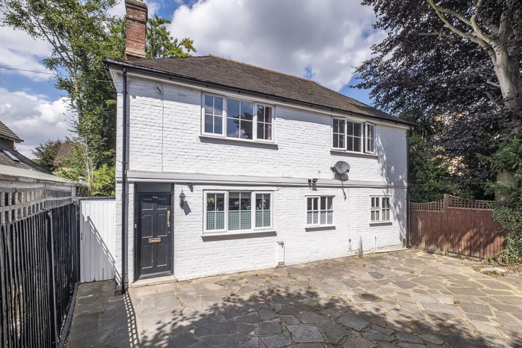3 bedroom detached house for rent in Ridgway London SW19