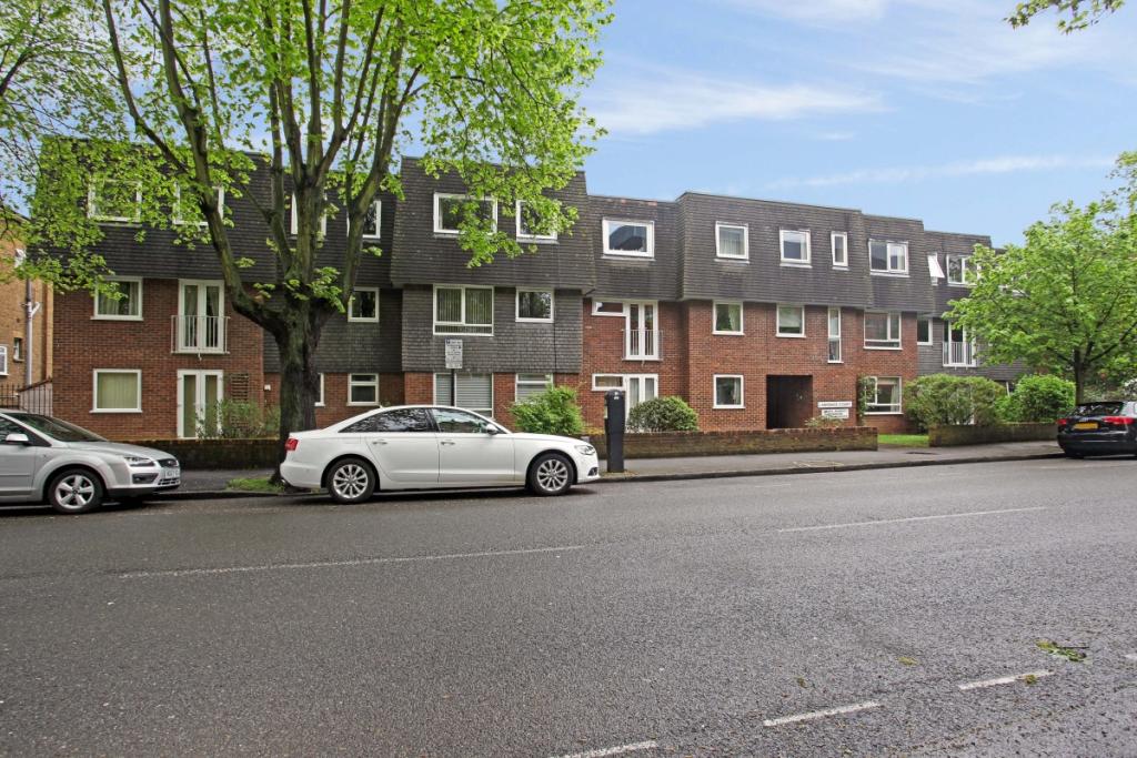 2 bedroom flat for rent in Alma Road Windsor SL4