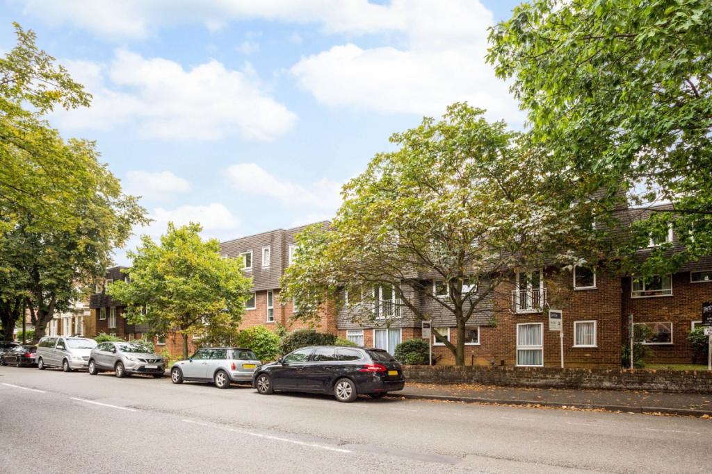 2 bedroom flat for rent in Alma Road Windsor SL4