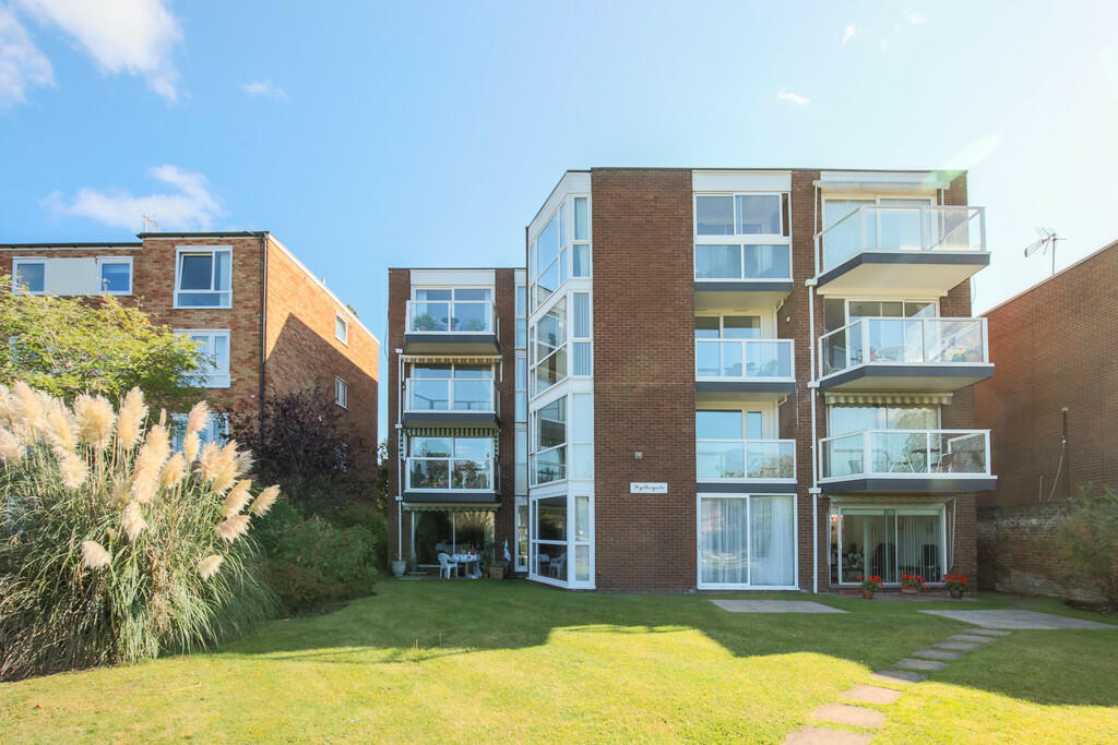 1 bedroom apartment for sale in Riverside Road, StainesuponThames, TW18