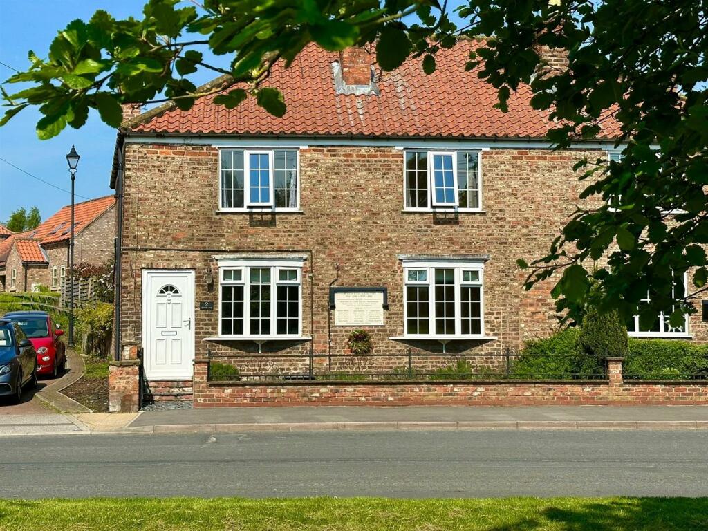 3 bedroom semidetached house for sale in Main Street, Elvington, York