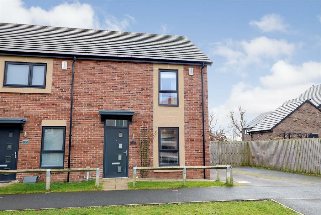 3 bedroom end of terrace house for sale in Parisi Way, Pocklington