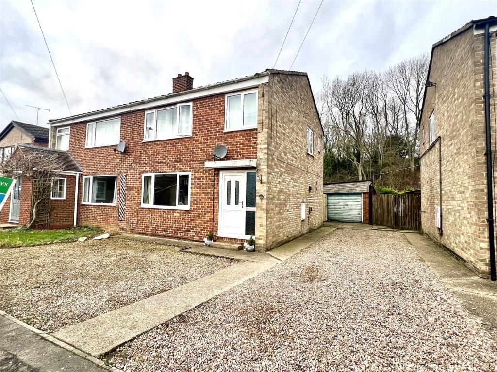 3 bedroom semidetached house for sale in Greenfield Road, Middleton On