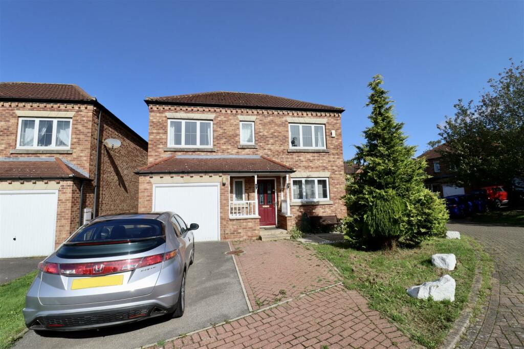 4 bedroom detached house for sale in Richmond Close, Market Weighton, YO43