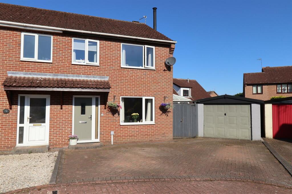 3 bedroom semidetached house for sale in Hanson Close, Market Weighton