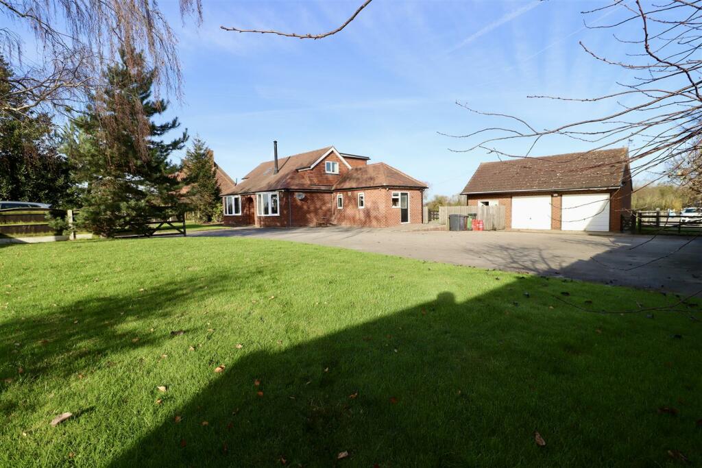 5 bedroom country house for sale in Wistow Road, Selby, YO8