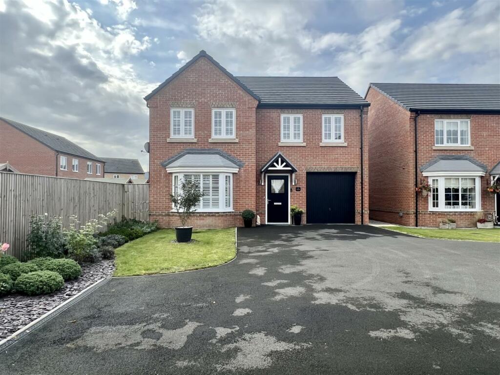 4 bedroom detached house for sale in Jones Grove, Market Weighton, YO43