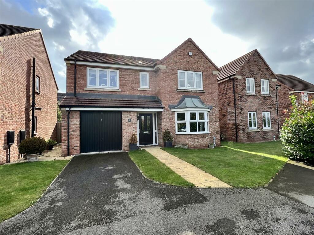 4 bedroom detached house for sale in Birch Close, Market Weighton, York