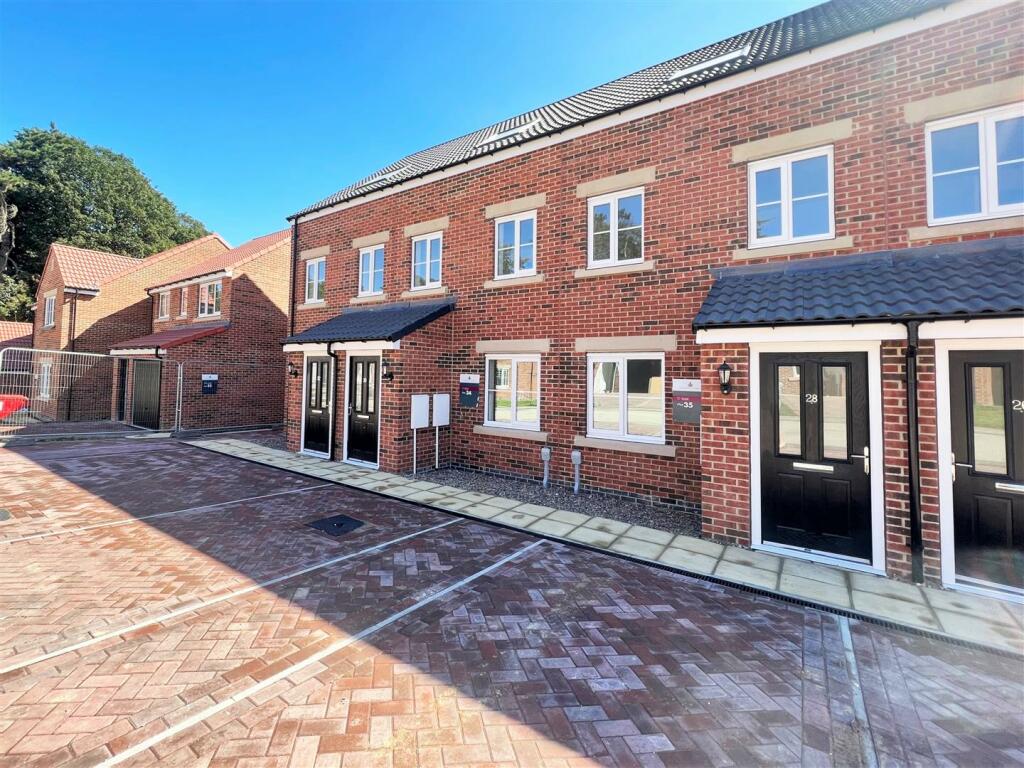 3 bedroom terraced house for sale in Frankland Drive, Cottingham, HU16