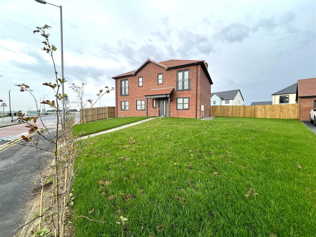 3 bedroom semidetached house for sale in Belvedere Parade, Bridlington