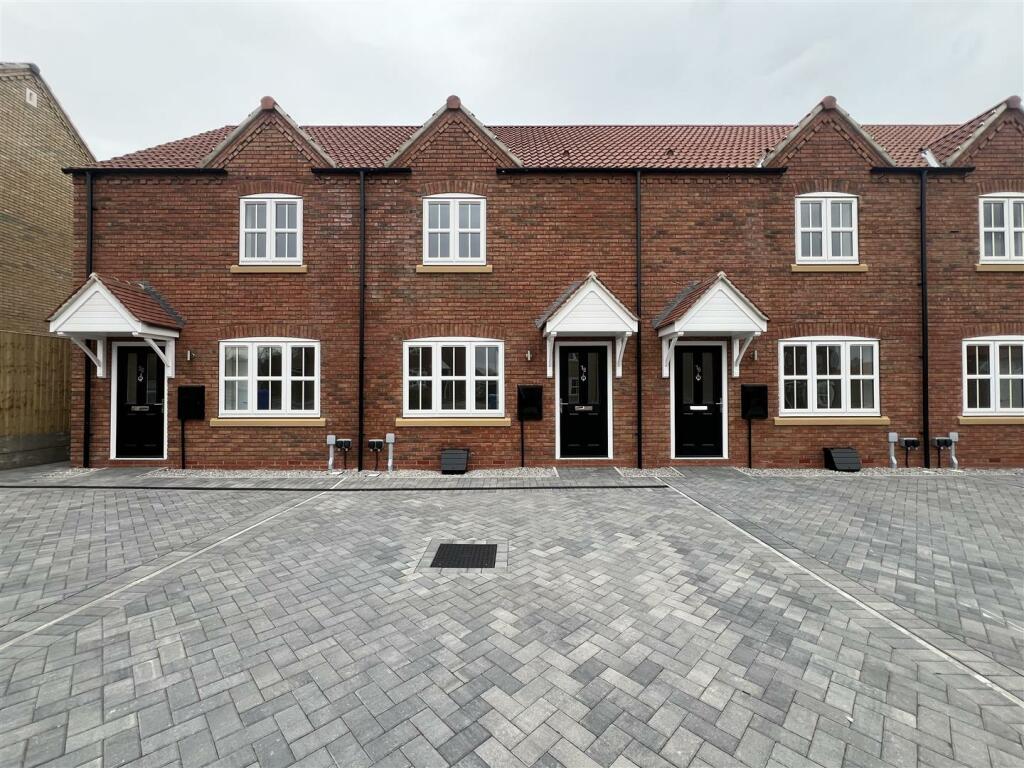 2 bedroom terraced house for sale in Drive, Kirk Ella, HU10
