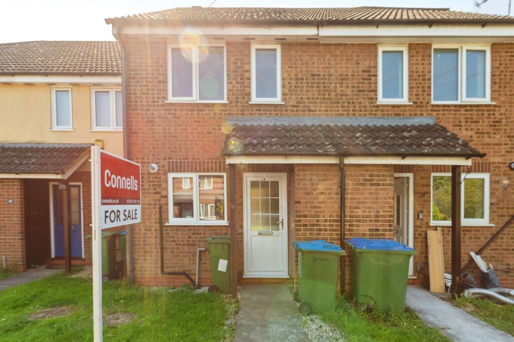 2 bedroom terraced house for sale in Pearson Close, Aylesbury, HP19