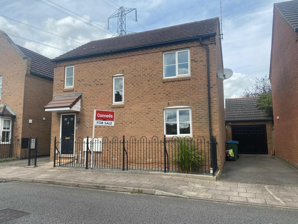 3 bedroom detached house for sale in Fairford Leys Way, Aylesbury, HP19