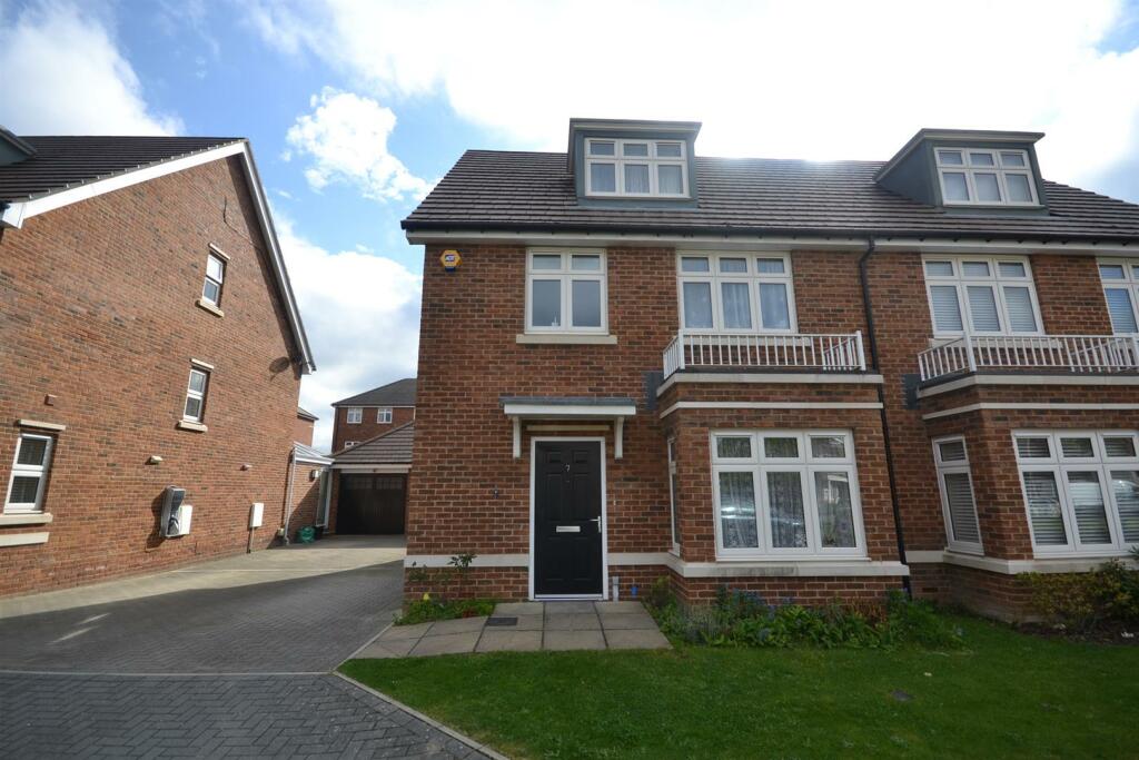 5 bedroom semi-detached house for rent in Freshers Grove, Reading, Berkshire, RG6