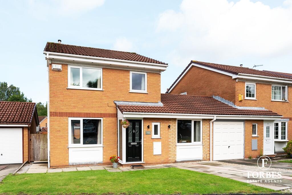 4 bedroom link detached house for sale in Cedar Field, ClaytonleWoods