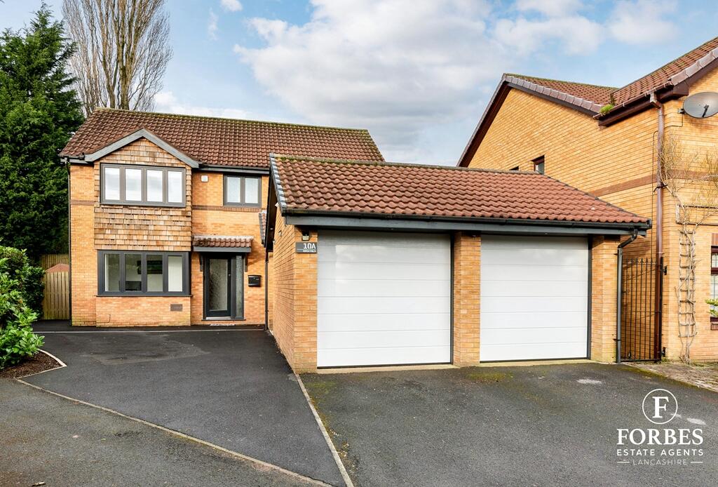 4 bedroom detached house for sale in Birch Field, ClaytonleWoods
