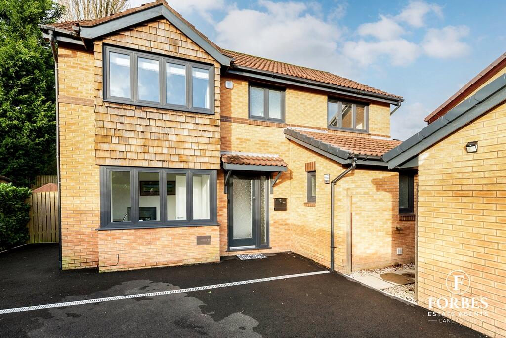 4 bedroom detached house for sale in Birch Field, ClaytonleWoods