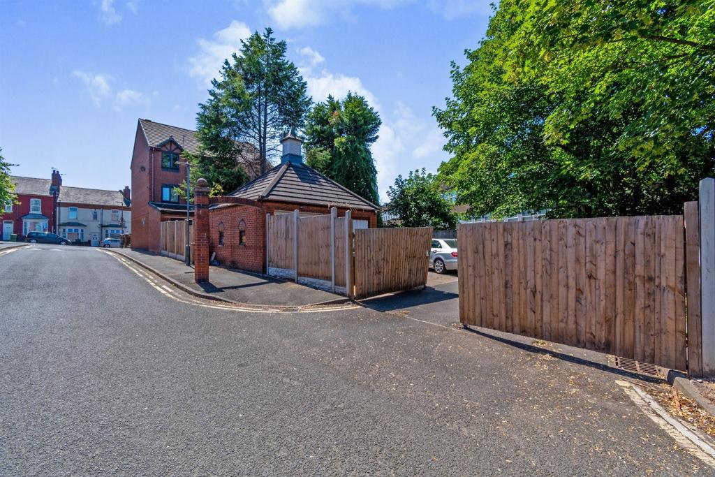 6 bedroom semidetached house for sale in Glebe Street, WALSALL, WS1