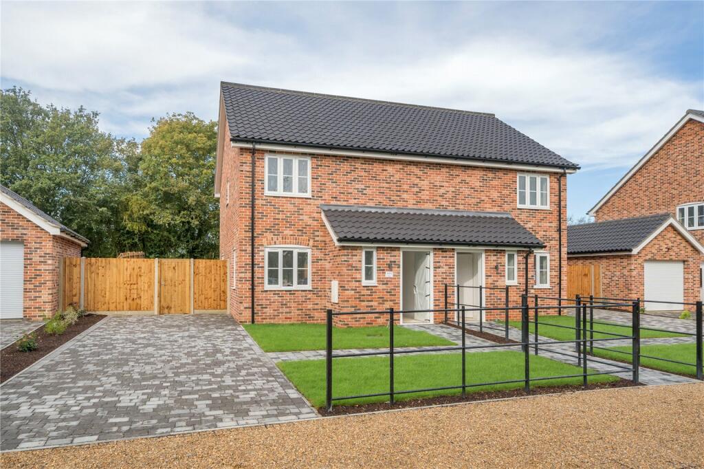 2 bedroom semidetached house for sale in Dodmans Pightle, Wickham