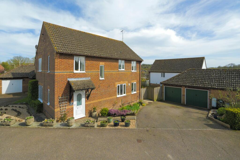 4 bedroom detached house for sale in Mount Pleasant Close, Lyminge