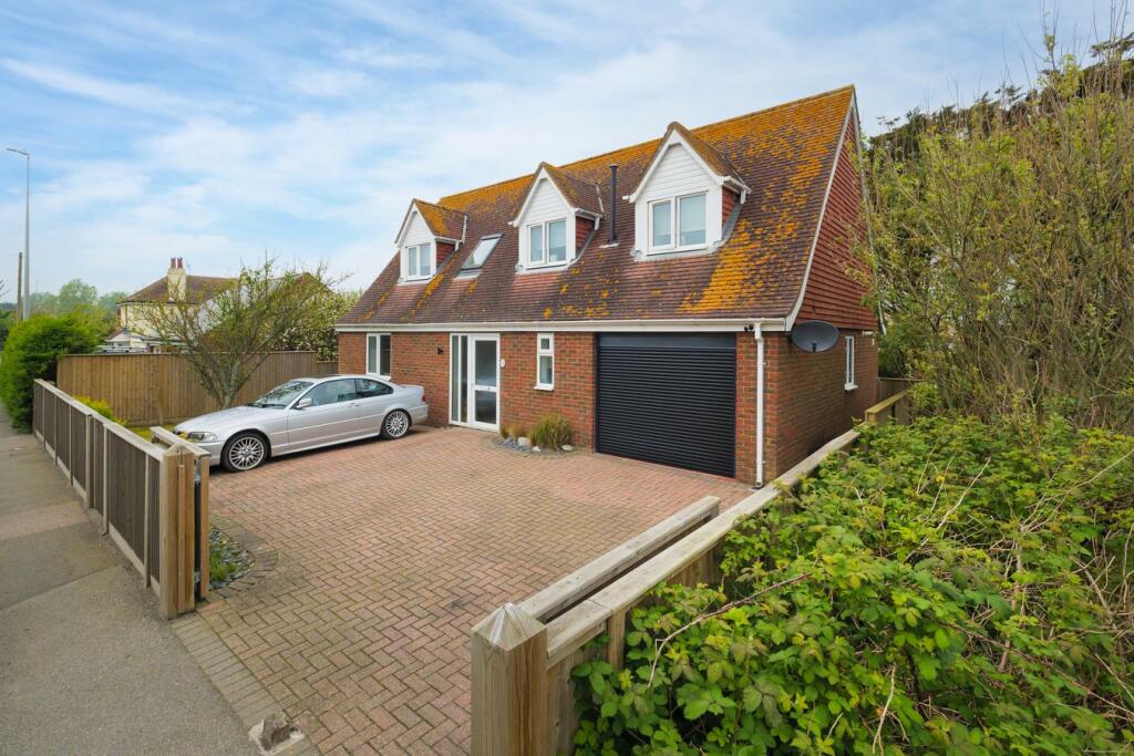 3 bedroom detached house for sale in Hythe Road, Dymchurch, Romney