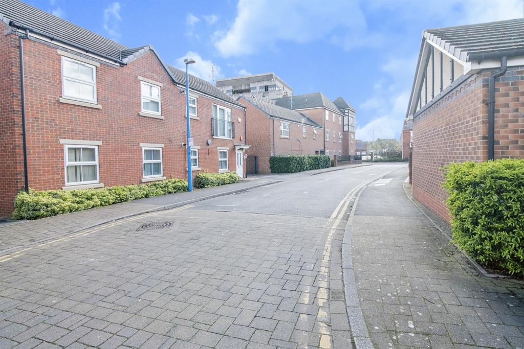 2 bedroom flat for sale in Creed Way, West Bromwich, B70