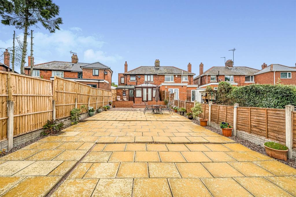 3 bedroom semidetached house for sale in Oak Road, West Bromwich, B70