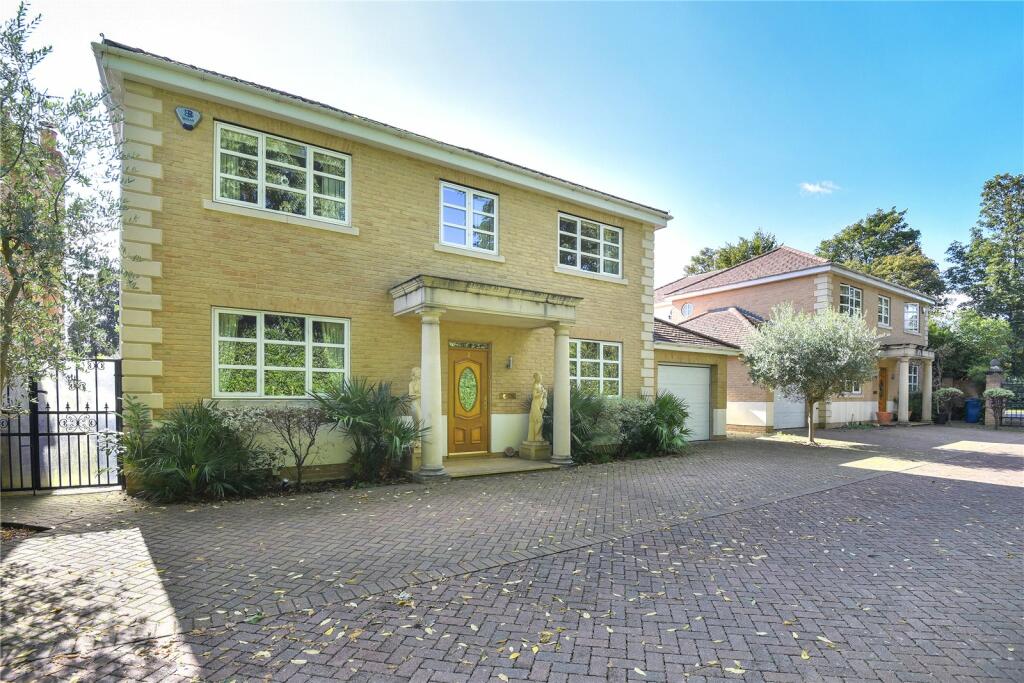 4 bedroom detached house for sale in Mill Reef, Newmarket, Suffolk, CB8