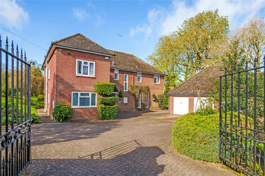5 bedroom detached house for sale in Bell Hill, Finedon