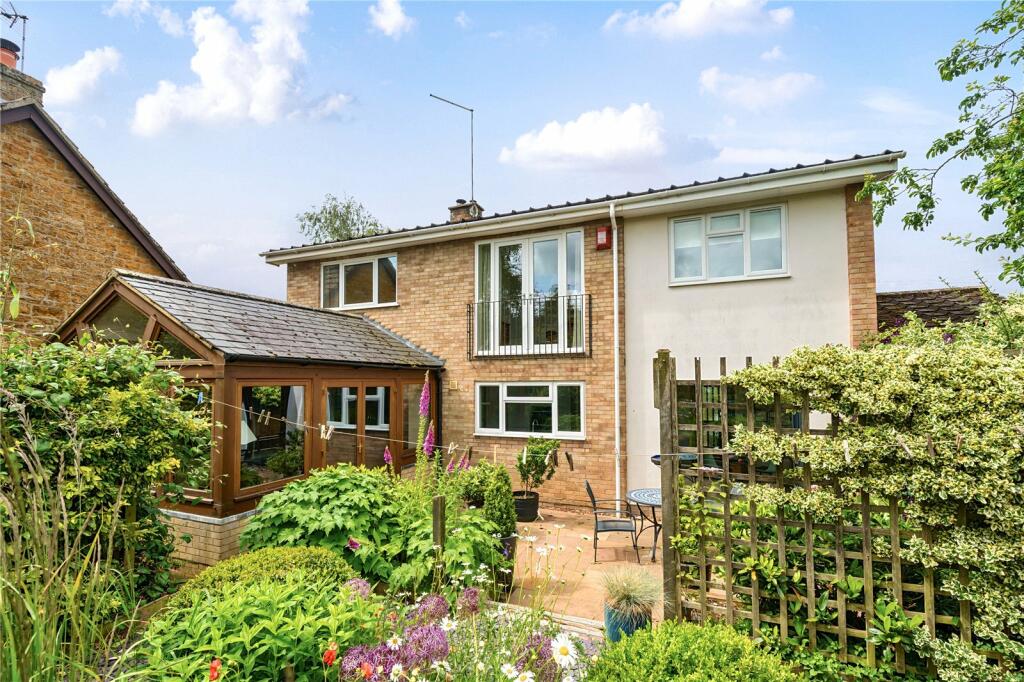 4 bedroom detached house for sale in West Street, Ecton