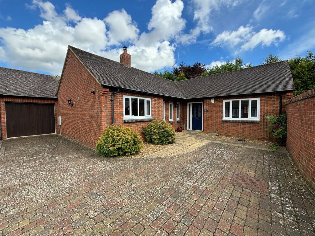 3 bedroom bungalow for sale in Laurel Close, Brixworth