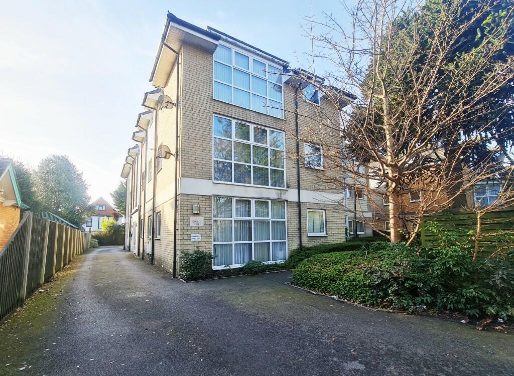 2 bedroom flat for sale in Richmond Park Road, Bournemouth, Dorset, BH8