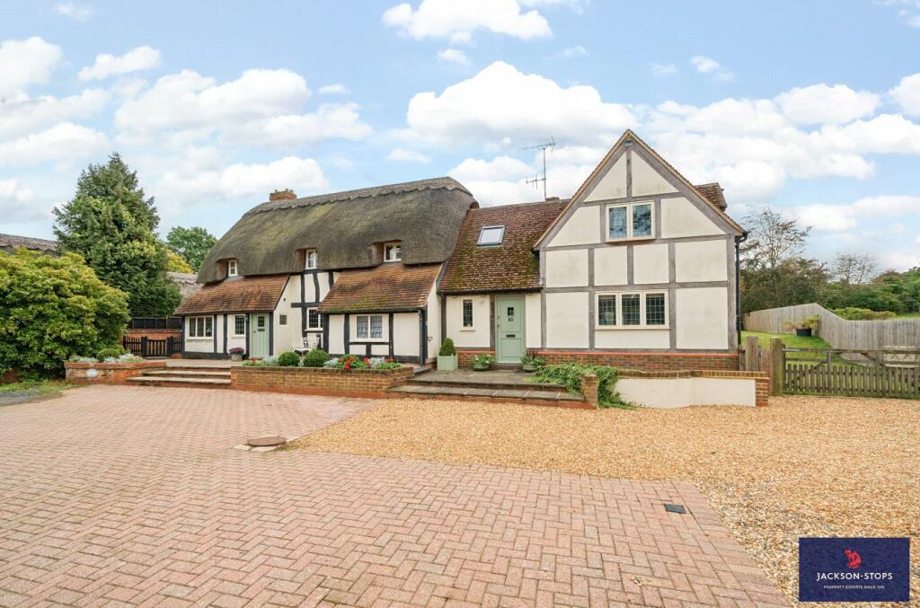 5 bedroom detached house for sale in Bedford Road, Aspley Guise