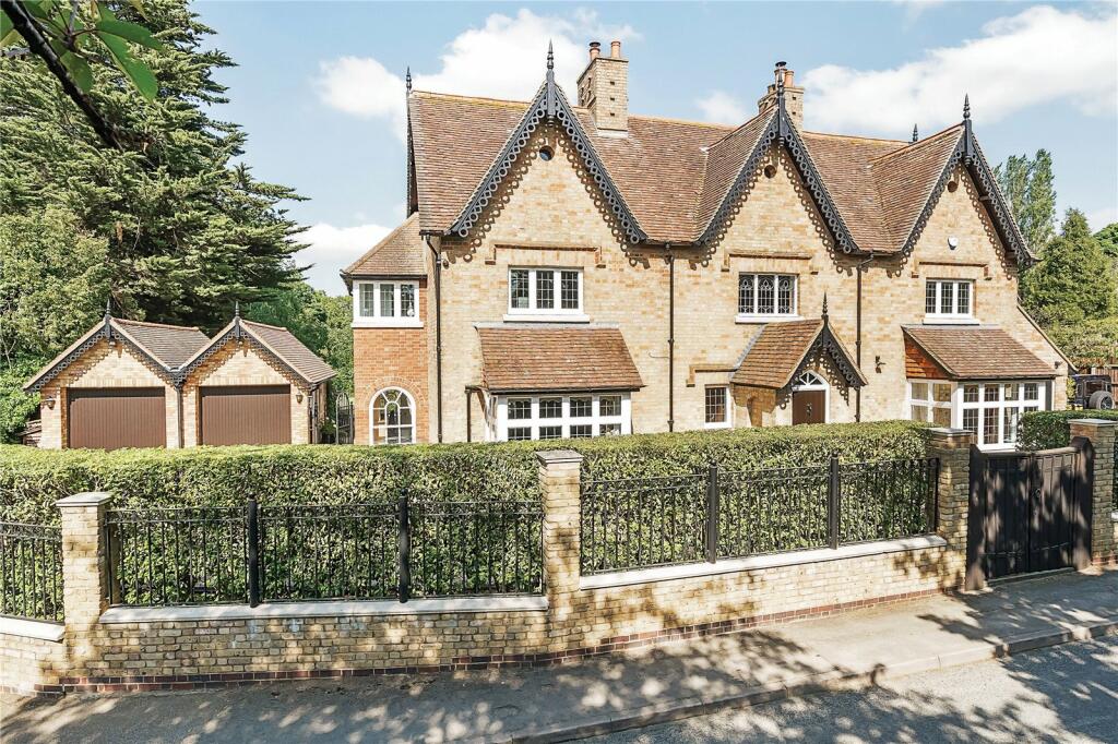 4 bedroom detached house for sale in Park Road, Toddington, Dunstable