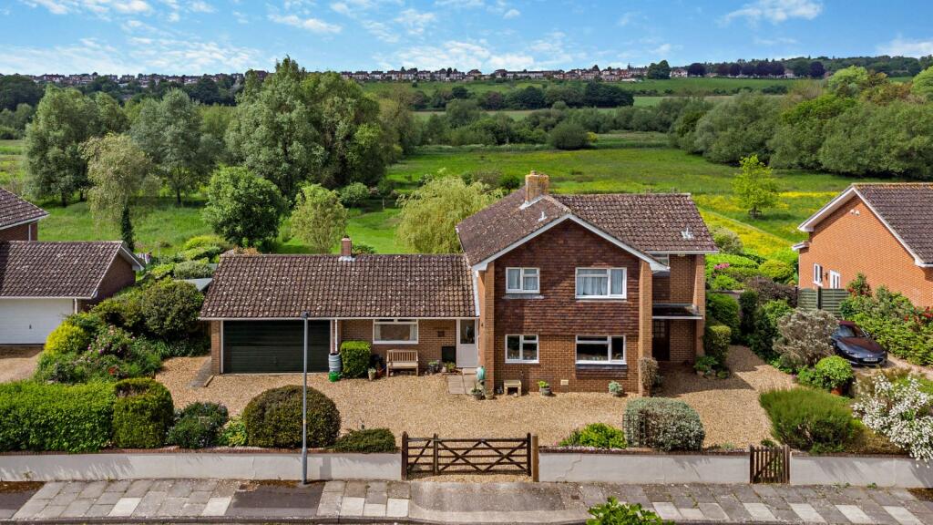4 bedroom detached house for sale in St. Lawrence Close, Stratford Sub
