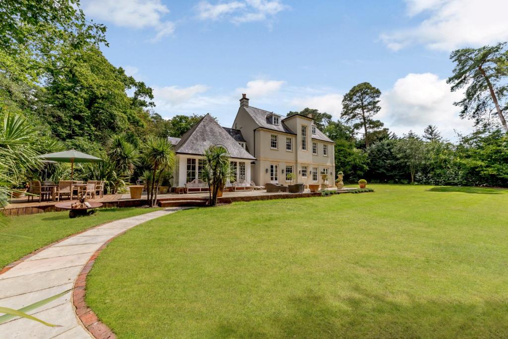 5 bedroom detached house for sale in Danes Road, Awbridge, Romsey