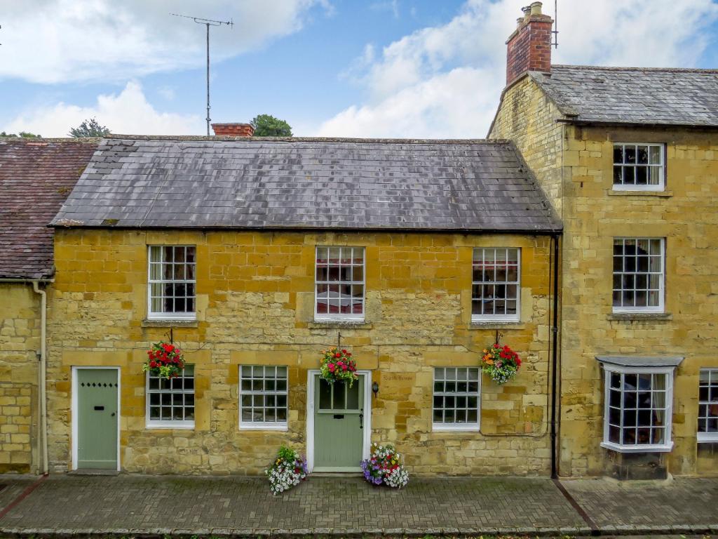 3 bedroom terraced house for sale in Leysbourne, Chipping Campden