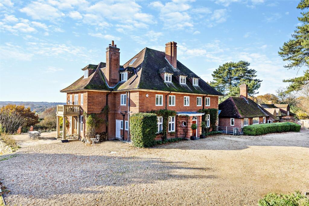 8 bedroom detached house for sale in Woolhampton Hill, Woolhampton