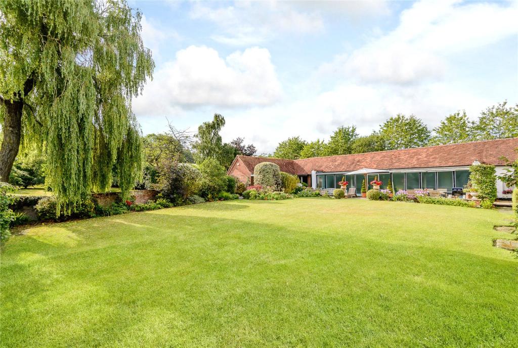 5 bedroom detached house for sale in Long Lane, Shaw, Newbury
