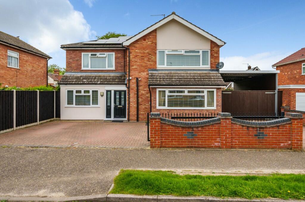 4 bedroom detached house for sale in Holman Close, Aylsham, Norwich