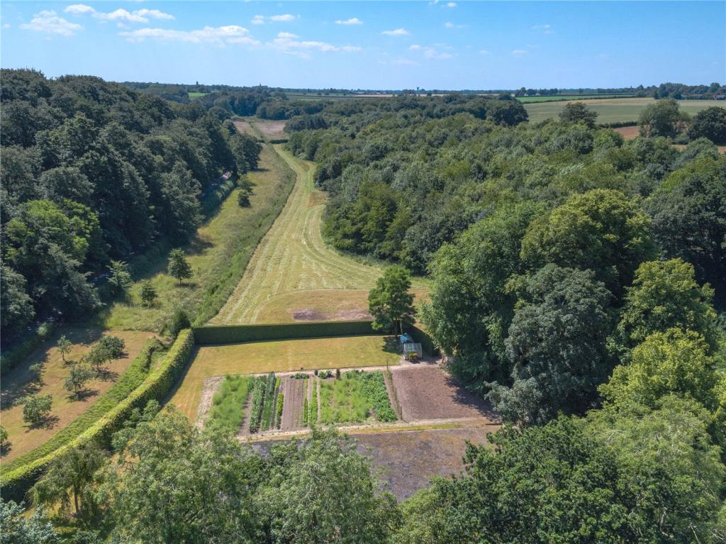 6 bedroom detached house for sale in Mendham, Harleston, Norfolk, IP20