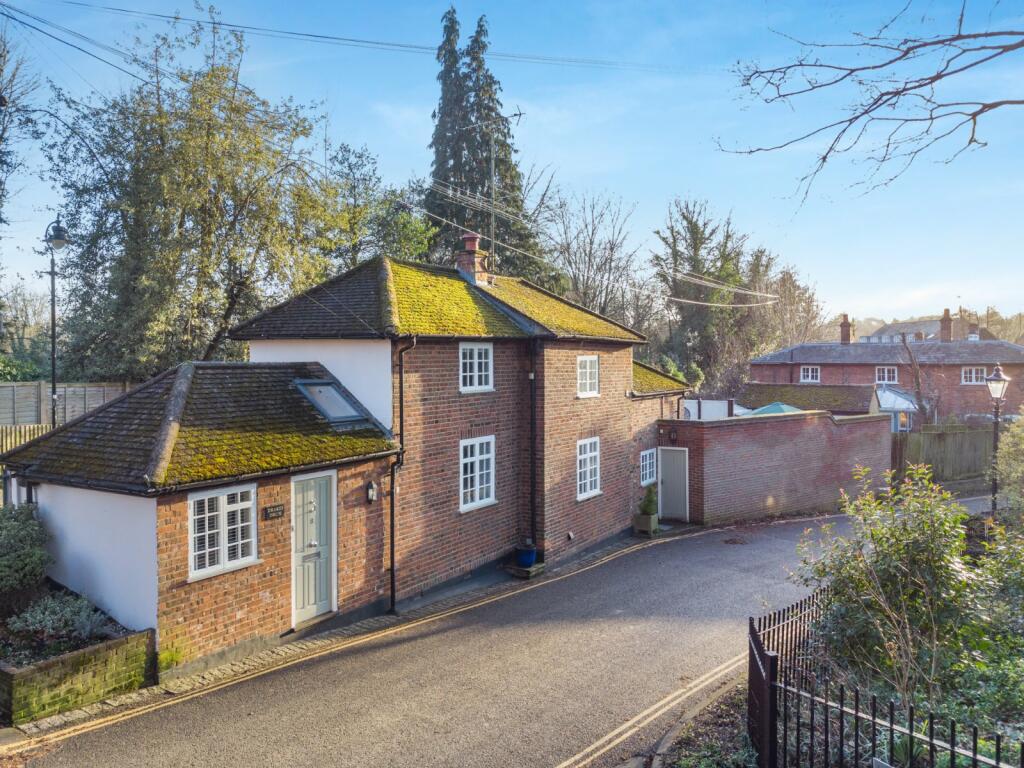 3 bedroom detached house for sale in Abbey Mill Lane, St. Albans, AL3