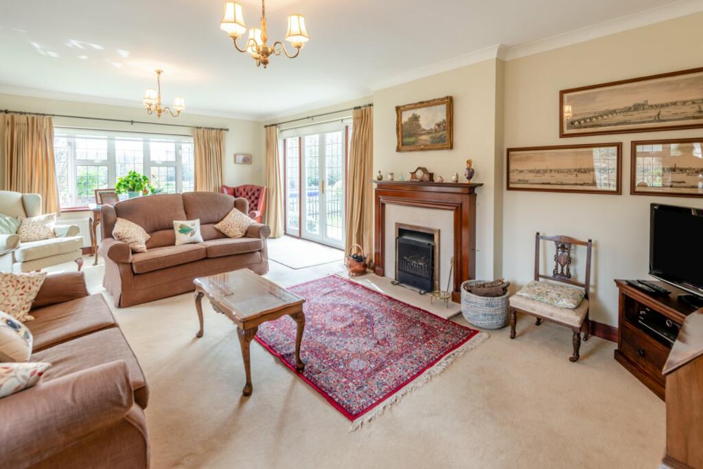 6 bedroom detached house for sale in Darrs Lane, Northchurch