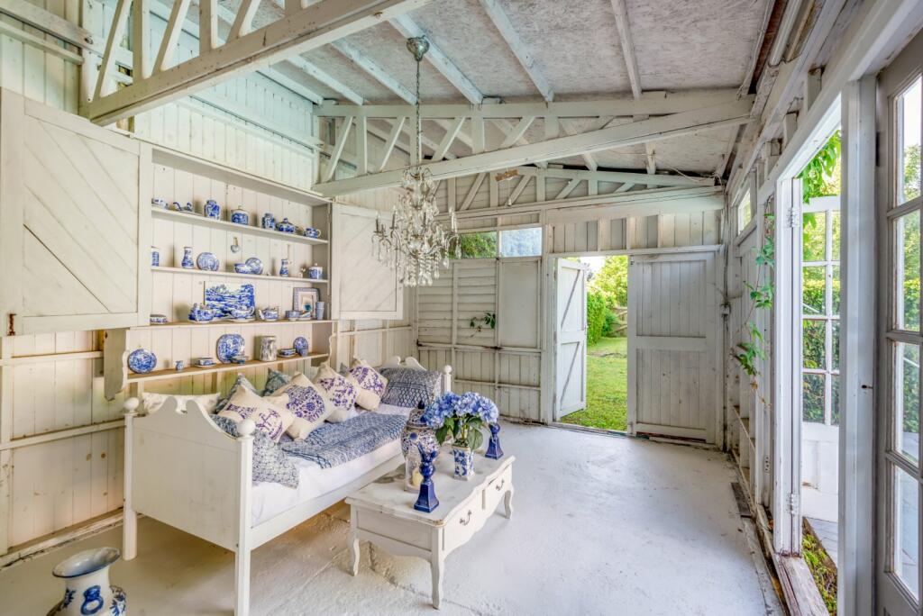 Additional property image - Sandridgebury Lane, Sandridgebury, St. Albans, Hertfordshire